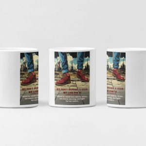 Witte mok met Red Boots-ontwerp: persoon in rode laarzen en spijkerbroek tegen industriële gebouwen, met tekst We Don’t Support Club. We Live For It.