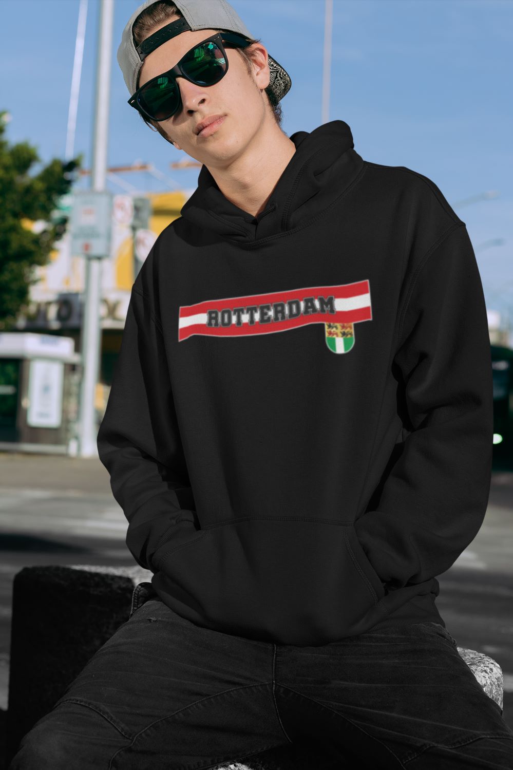 Zwarte hoodie met Rotterdam opdruk en stadswapen