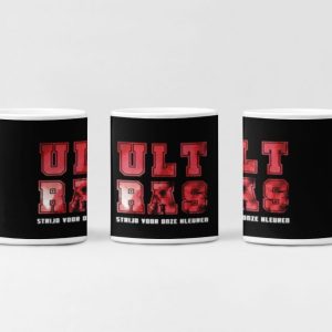 Witte mok met Ultras – Strijd voor Onze Kleuren-ontwerp: supporters gehuld in roodachtige rook met het woord Ultras.