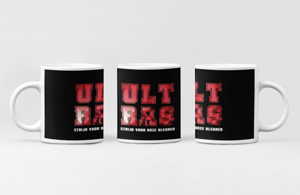 Witte mok met Ultras – Strijd voor Onze Kleuren-ontwerp: supporters gehuld in roodachtige rook met het woord Ultras.
