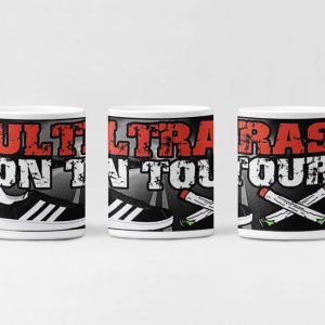 Witte mok met Ultras On Tour-ontwerp: supporterenschoen en fakkels die rook afgeven.