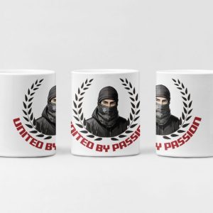 Witte mok met United By Passion-ontwerp: kapucnis en gemaskerde supporter omringd door een lauwerkrans.
