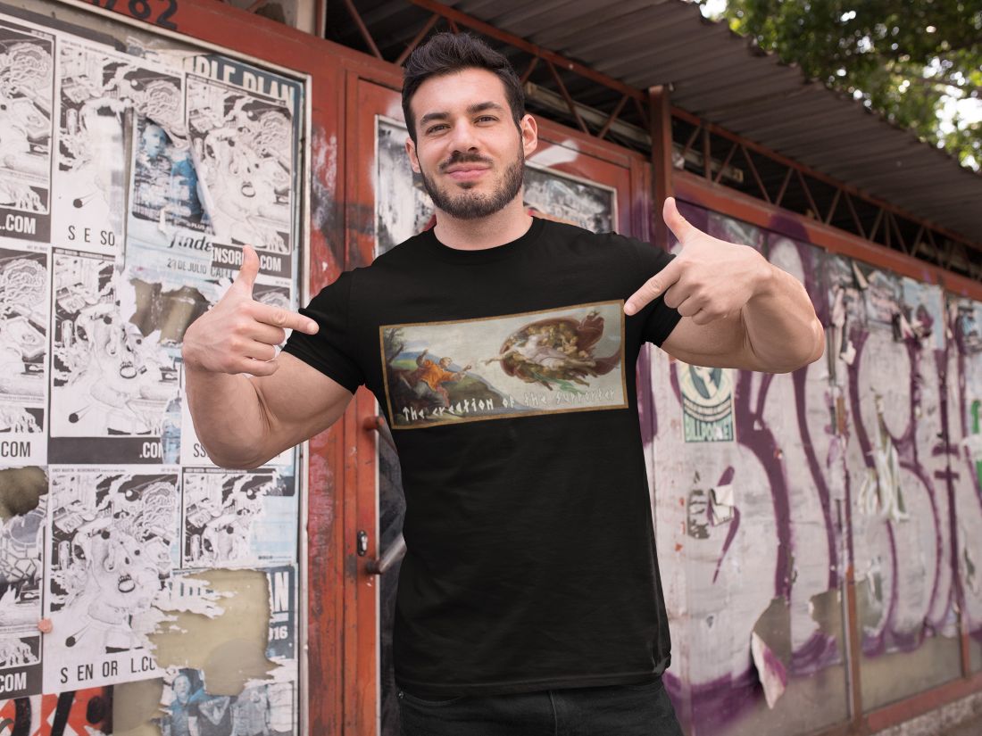 Modern T-shirt ontwerp met parodie op Michelangelo’s fresco “De Schepping van Adam”, met de tekst “The Creation of the Supporter