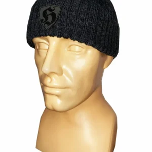 Donkergrijze gebreide muts op een paspop met een zwart, leren 'H' logo patch.