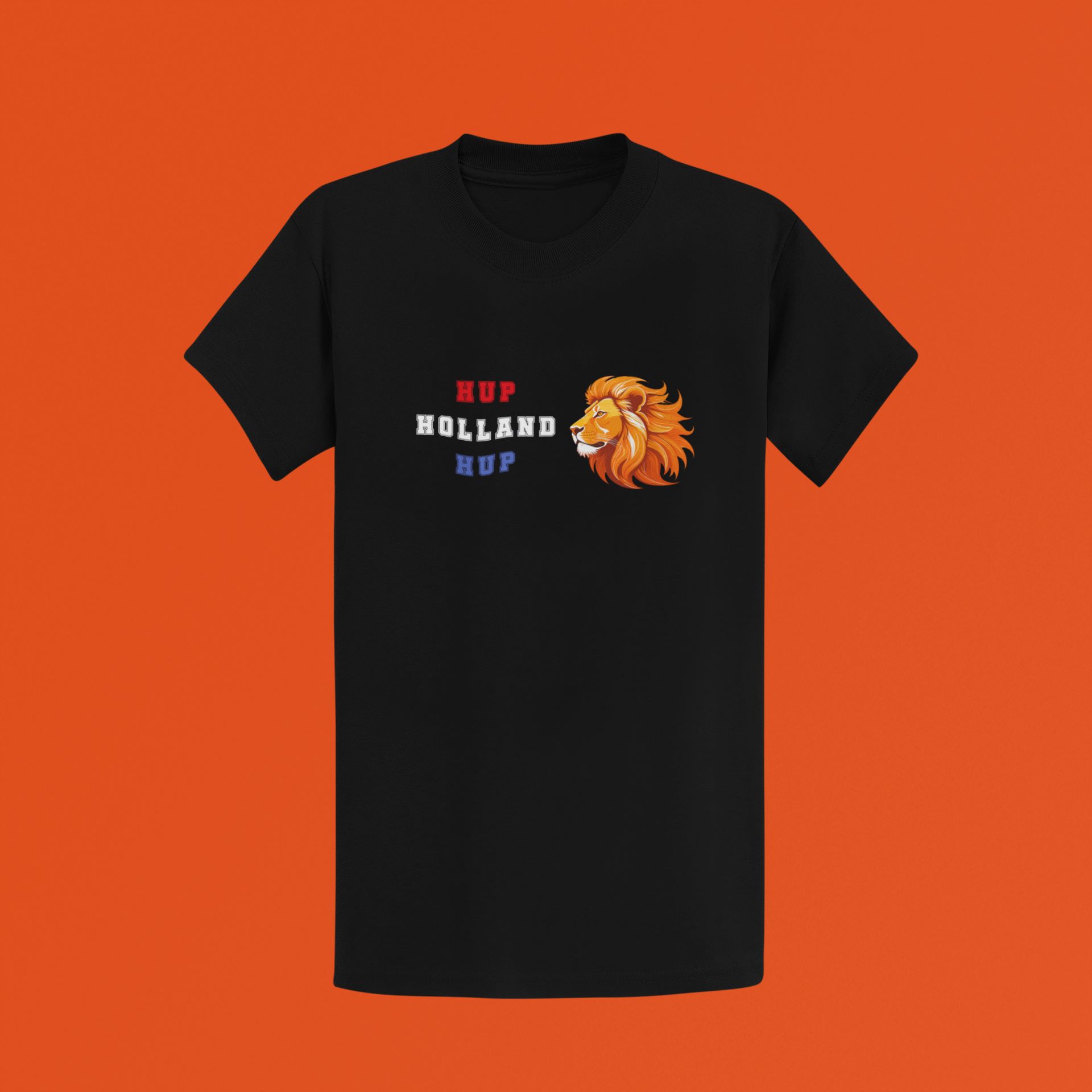 Zwart T-shirt met rode en blauwe Hup Holland Hup tekst és egy oroszlán fej logóval a jobb oldalon.