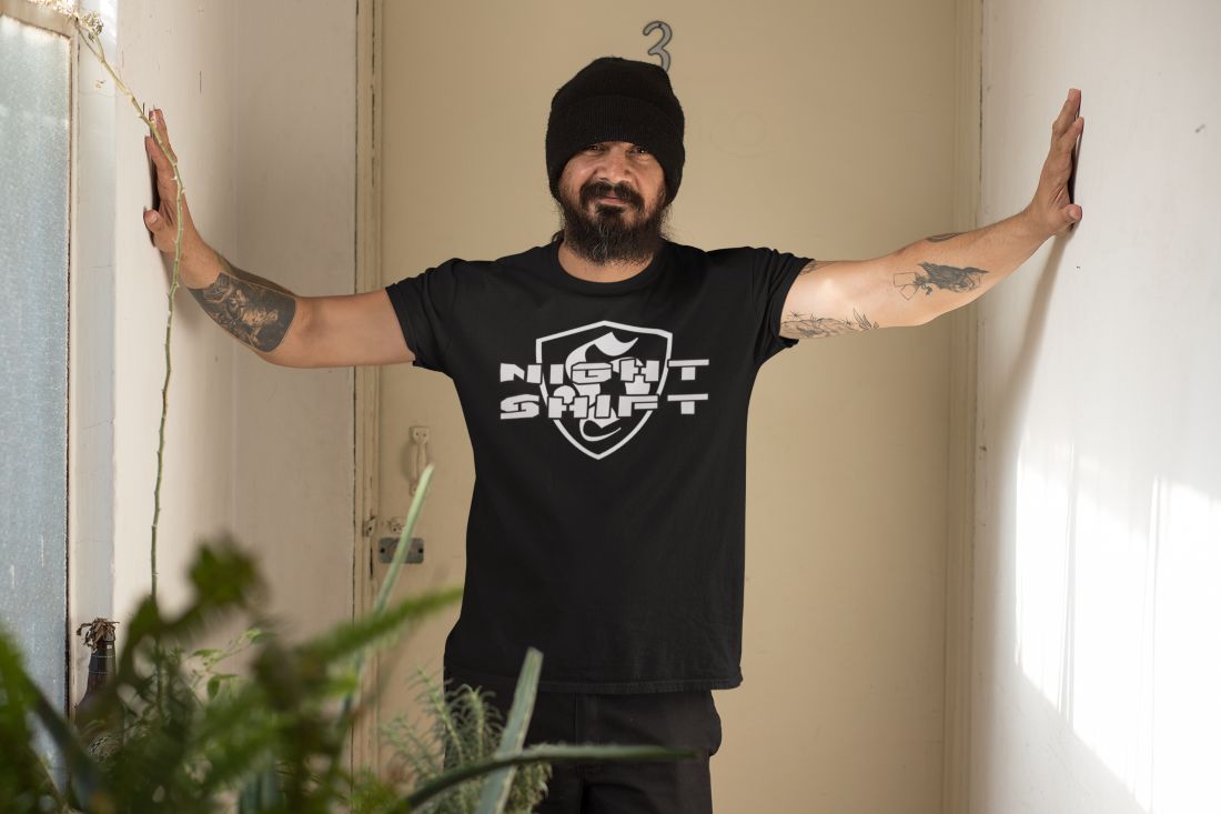 Night Shift T-shirt voor ultras/hooligans met wit 'H' schildlogo op de borst en verweerde kerk/graveyard print op de rug.