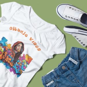 Wit/Rood kinder T-shirt met kleurrijke graffiti print van een kapucnis meisje, gecombineerd met jeans shorts en witte sneakers
