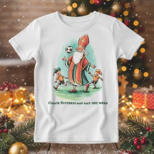 Kinder T-shirt met Sinterklaas als voetbalcoach print, kerst achtergrond rood wit