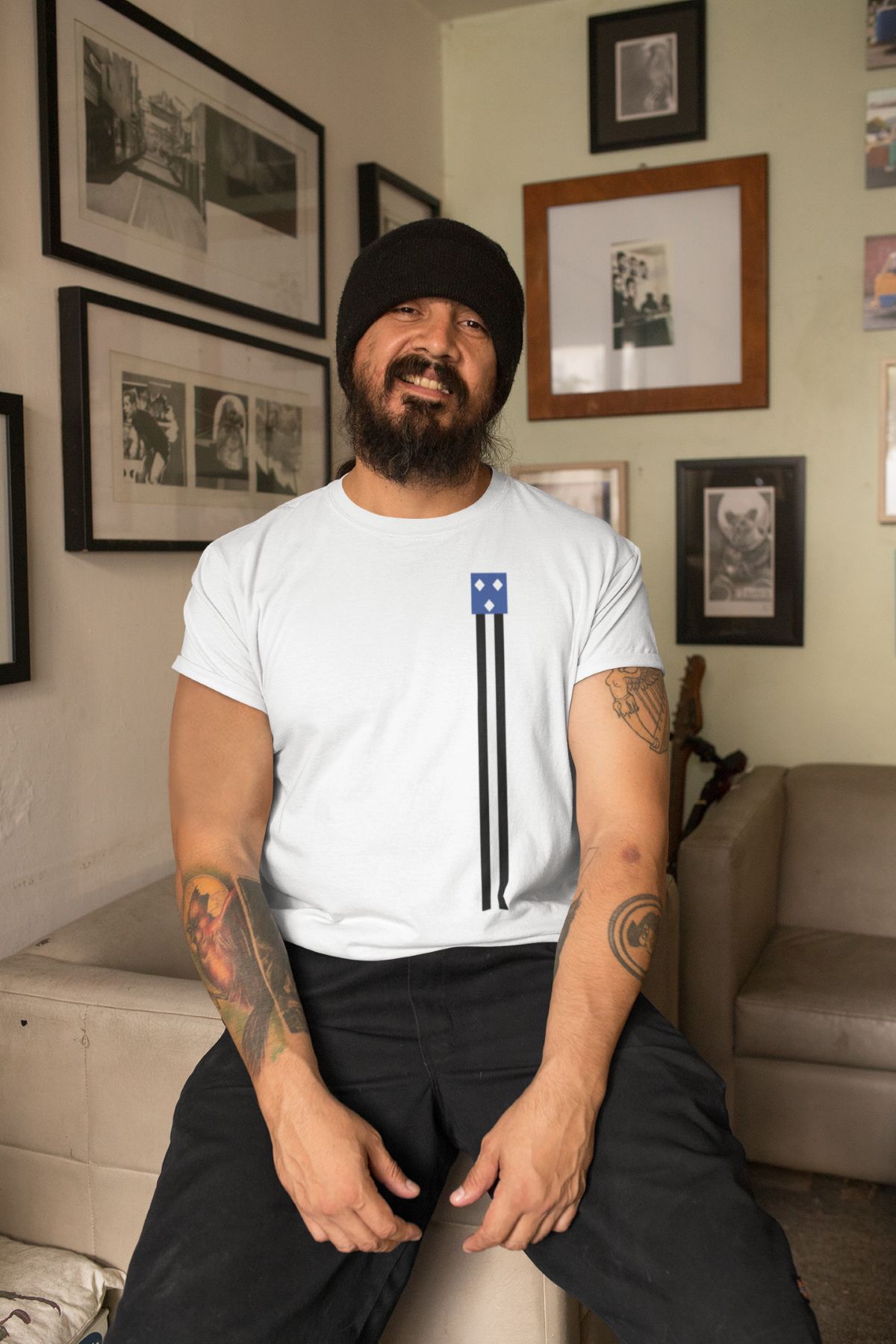T-shirt met zwart-witte verticale strepen en stadswapen van Almelo