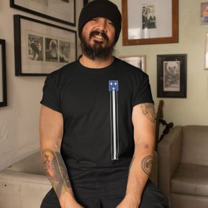 T-shirt met zwart-witte verticale strepen en stadswapen van Almelo