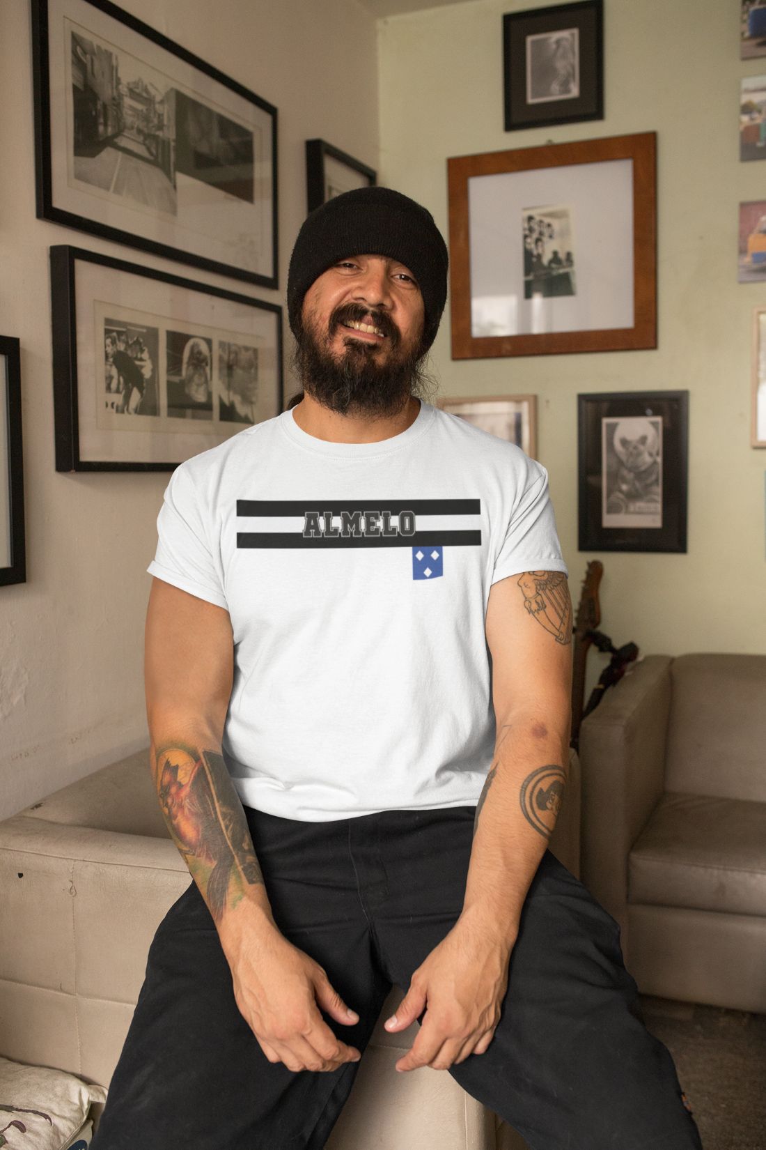 T-shirt met zwart-witte horizontale strepen en stadswapen van Almelo