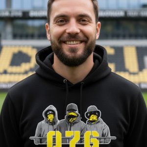 Man met zwarte 076 Terrace Crew hoodie met supporter design – Supporterskantine.nl