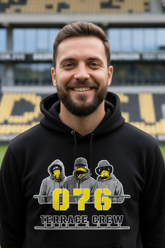 Man met zwarte 076 Terrace Crew hoodie met supporter design – Supporterskantine.nl