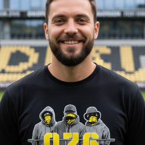Man met zwarte 076 Terrace Crew T-shirt met supporter design – Supporterskantine.nl