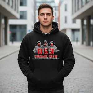 Man met zwarte 053 Terrace Crew hoodie met supporter design – Supporterskantine.nl
