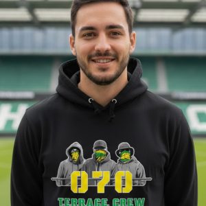 Man met zwarte 070 Terrace Crew hoodie met supporter design – Supporterskantine.nl