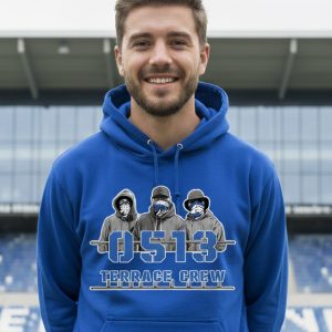 Man met koningsblauwe 0513 Terrace Crew hoodie met supporter design – Supporterskantine.nl