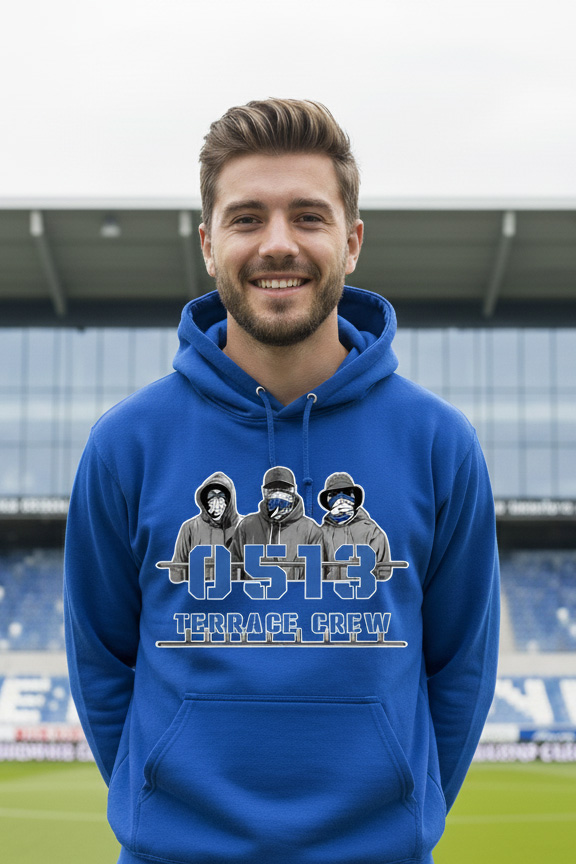 Man met koningsblauwe 0513 Terrace Crew hoodie met supporter design – Supporterskantine.nl