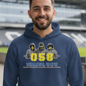Man met donkerblauwe 058 Terrace Crew hoodie met supporter design – Supporterskantine.nl