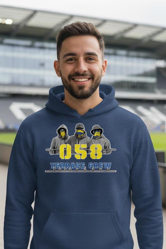 Man met donkerblauwe 058 Terrace Crew hoodie met supporter design – Supporterskantine.nl