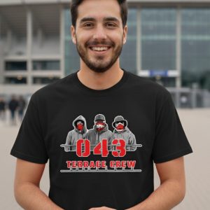 unisex T-shirt met de opdruk "043 TERRACE CREW" en drie gemaskerde figuren, verwijzend naar Maastricht.