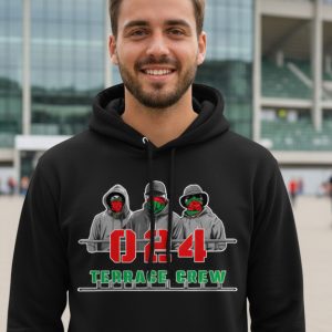 Man met zwarte 024 Terrace Crew hoodie met supporter design – Supporterskantine.nl
