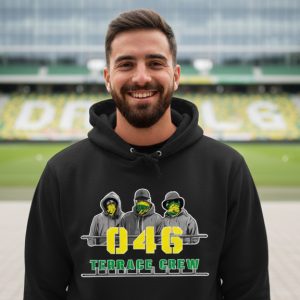 Man met zwarte 046 Terrace Crew hoodie met supporter design – Supporterskantine.nl