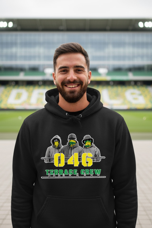 Man met zwarte 046 Terrace Crew hoodie met supporter design – Supporterskantine.nl