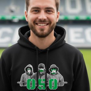 Man met zwarte 050 Terrace Crew hoodie met supporter design – Supporterskantine.nl