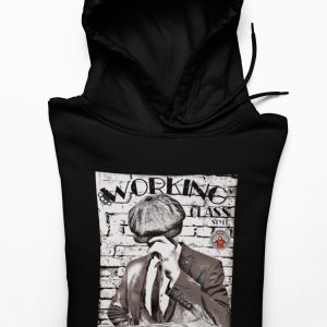 Working Class Style hoodie, opgevouwen, met een grafische print van een man met Peaky Cap, de tekst 'EST. 1965' en een afbeelding van de stadiontribunes van Enschede.