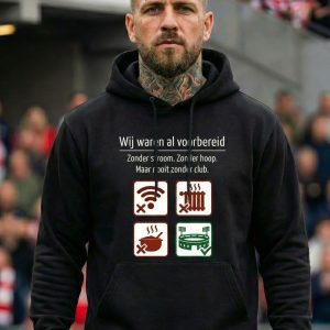 supporter hoodie met tekst "Wij waren al voorbereid" en stadion icoon, gedragen door een man in een voetbalstadion.