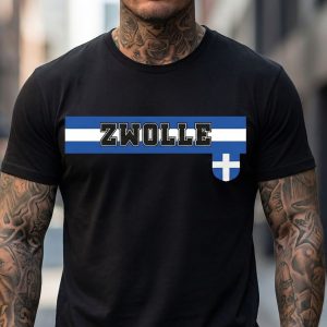 Man met tatoeages draagt een zwart t-shirt met de tekst Zwolle, blauw-witte banen en het stadswapen van Zwolle op de borst.