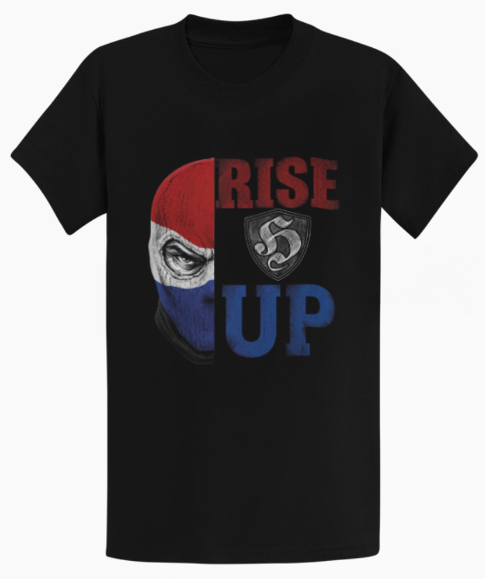 Zwart T-shirt met Rise Up tekst, skull design en vlagkleuren in stoere streetwear stijl