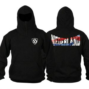 Zwarte ninja hoodie met een wit Hooligan-schild op de borst en de tekst "Nederland" in vlagkleuren op de achterkant.