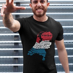 Zwart Nederland supporters T-shirt met rood wit blauw vaderland voetbal design en ultra streetwear uitstraling.