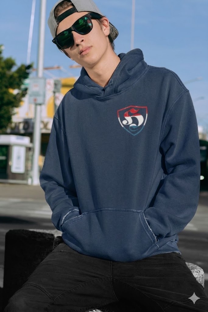 Hoodie met een schild-embleem in de kleuren van de Nederlandse vlag en een wit H-symbool dat staat voor Hooligan op de borst.